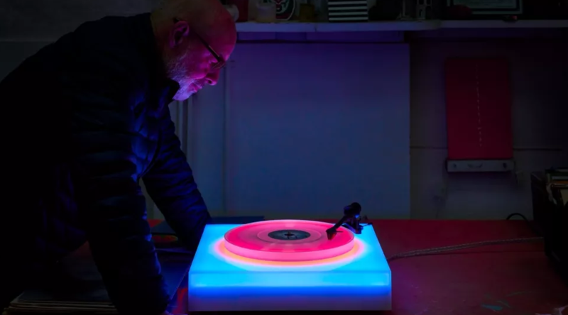 Brian Eno hé lộ chiếc mâm đĩa than trang bị hệ thống LED màu độc đáo