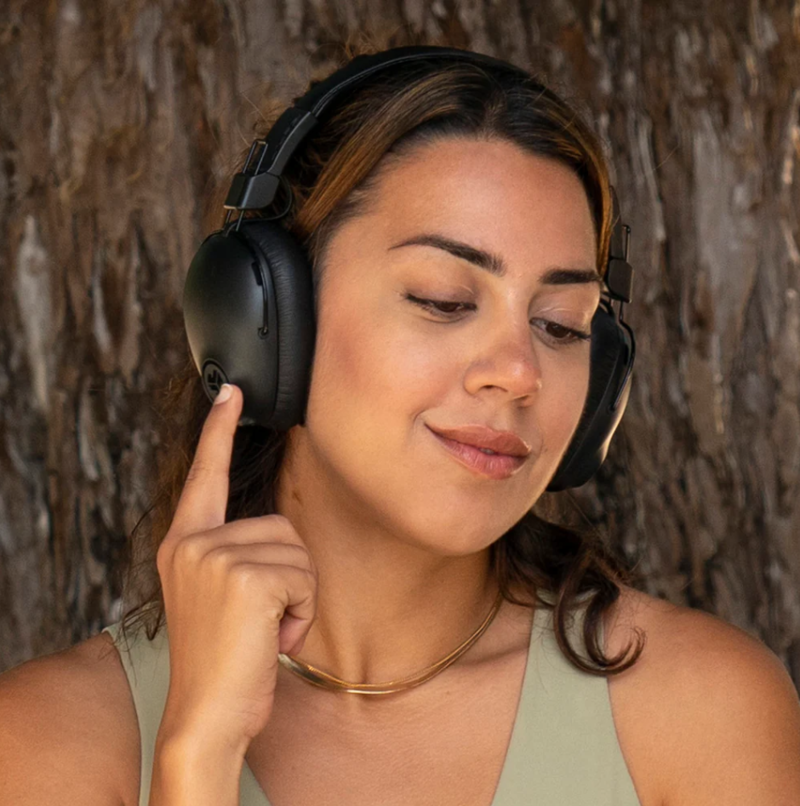 JLab Studio Pro ANC: Tai nghe over-ear không dây pin 