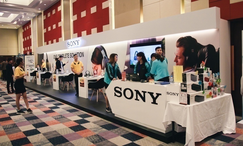 Khu Sony dành để trưng bày, trải nghiệm các tai nghe không dây và tai nghe in-ear