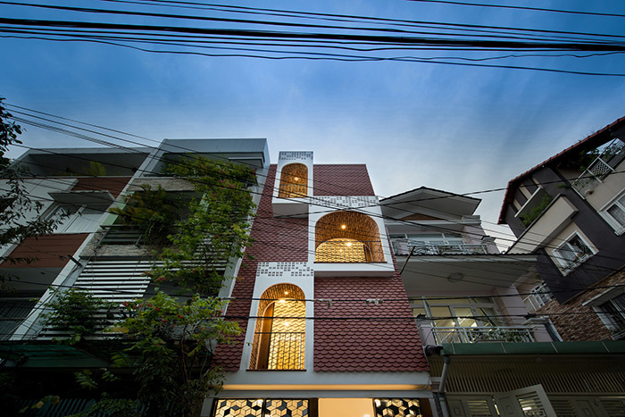 Bị bao vây cả 3 mặt, căn nhà phố Sài Gòn vẫn có được khoảng không như này đây.